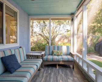 Dolphin House Charmer Yard Near Waterfront - Gulfport - Patio