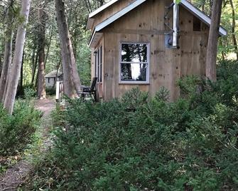 Cozy Cottage on the shores of Lake Champlain with views of the Adirondacks - Charlotte