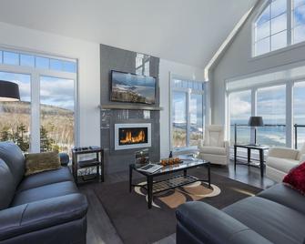 Prestigious 5 Bedroom Vacation Home Offering Stunning Views Of St-Lawrence River - Saint-Joseph-de-la-Rive - Sala de estar