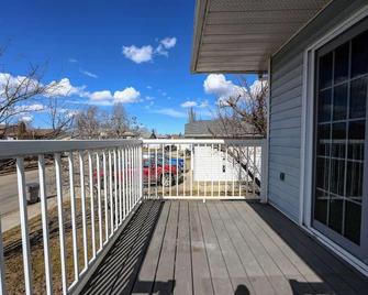 Full Home | 3 Br 2 Bath | Garage | Free Wifi - Grande Prairie - Balcony
