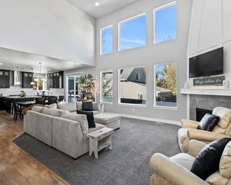 Clean 7 Bedroom, Gym, Sauna, Hot Tub, Game Room - West Jordan - Sala de estar