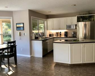 2.4 acres Lakefront. Full South Exposure: Large Beach - Port Alberni - Kitchen