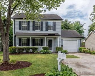 Peaceful Hideaway Fully Stocked Entire Home - Concord - Building