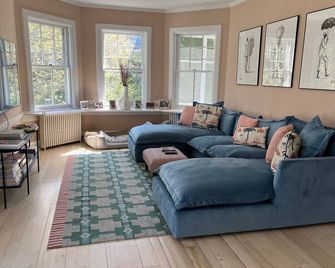 Cheerful spacious family home in Old Greenwich - close to beach and town! - Greenwich - Living room