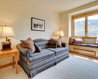 Luxury Vermont Vacation Rental: Private Hot Tub! - West Windsor - Living room