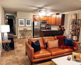 Lakefront Oasis - Hot Springs - Living room