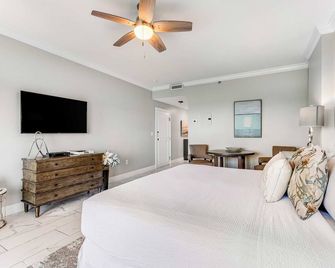 Cozy Beachside Studio with Pool Hot Tub & Tennis Access - Destin