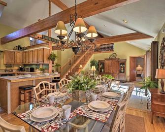 Private Family Home with Deck, Porch and Forest Views! - Oakland - Comedor