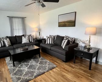 Perfect for families or business, minutes to Newton and Hickory - Conover - Living room