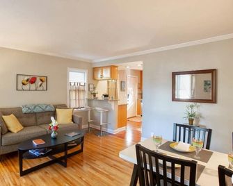 Charming Home in Quiet Historic Neighborhood Near Lakes and Downtown - Mineápolis - Sala de estar