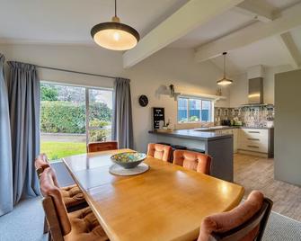 27 on Henry - Te Anau Holiday Home - Te Anau - Dining room
