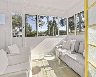 Entire Beach House on Bribie Island - 본가리 - 거실