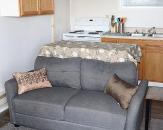 Cozy Studio Steps from Ferry Downtown St Ignace - Saint Ignace - Living room