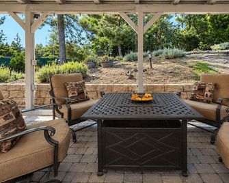 Prime Yosemite Location Hottub Family-Friendly - Oakhurst - Patio