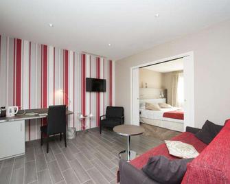 Logis Auberge Bienvenue - Doué-en-Anjou - Wohnzimmer