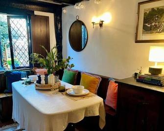15th century tiny character cottage-Henley centre - Henley-on-Thames - Dining room