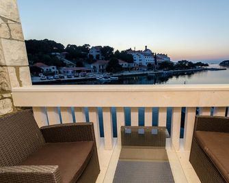Guest House Kiko - Pomena - Balcon