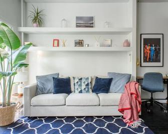 The Dutch House, Cobble Hill, Boutique townhouse with private garden. - Brooklyn - Living room