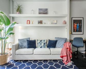 The Dutch House, Cobble Hill, Boutique townhouse with private garden. - ברוקלין - סלון