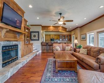 10 mins to Bristol Motor Speedway and the Tri-Cities Airport - Piney Flats - Living room