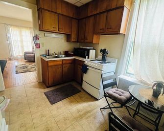 Cozy 1-bedroom apartment with AC and WiFi in pleasant Utica - Utica - Kitchen
