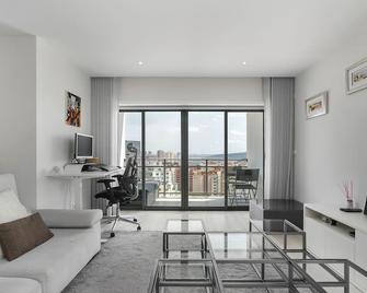Family Condo: Urban Retreat W/Parking, Ac, Elevator In Great Location - Lisbon - Living room