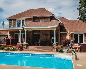 Entire House with Resort LifeStyle. - Kalkaska - Pool