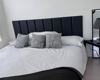 Brand New Unit. Centrally located 15 min to downtown 10 min to YVR airport. - Vancouver