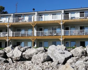 Lakefront Condos C &/or D - sleeps 4 - 8 Each condo is 1 bedroom - Put-in-Bay - Edifício