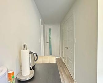 Keppel Circle Residence - Brampton - Hallway