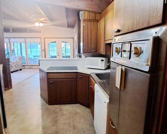 Sunny Arcadian Court - McPherson - Cucina