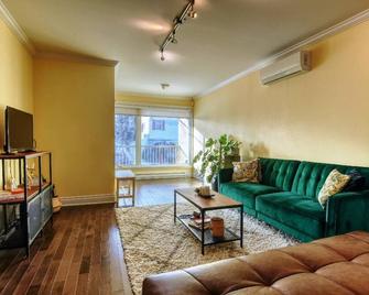 Relaxing and beautiful 2 bedroom apartment in Montreal East - Montreal - Living room