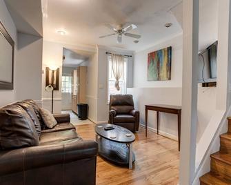 Cozy townhouse, steps to Camden Yards, Ravens, Convention Center - Baltimore