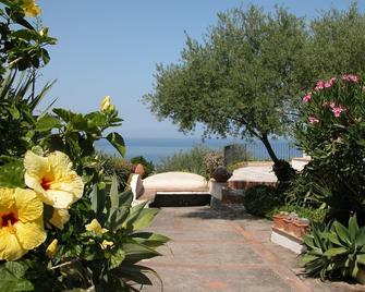 Apartment for 2-3 people in the garden with swimming pool, WiFi and parking - Taormina