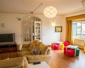 Help Yourself Hostels - Carcavelos Coast - Cascais - Living room