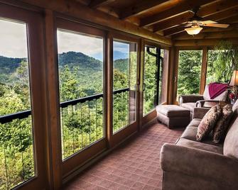 Alpine Vista - Blowing Rock Cabin with hot tub, Theater, Sauna, Views - Lenoir - Living room