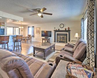 Lake Havasu Home with Pool - 2 Miles to Waterfront! - Lake Havasu City - Living room