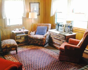 Scenic Indian House Bluff Cottage is Secluded Above the Gasconade River Valley - Dixon - Sala de estar