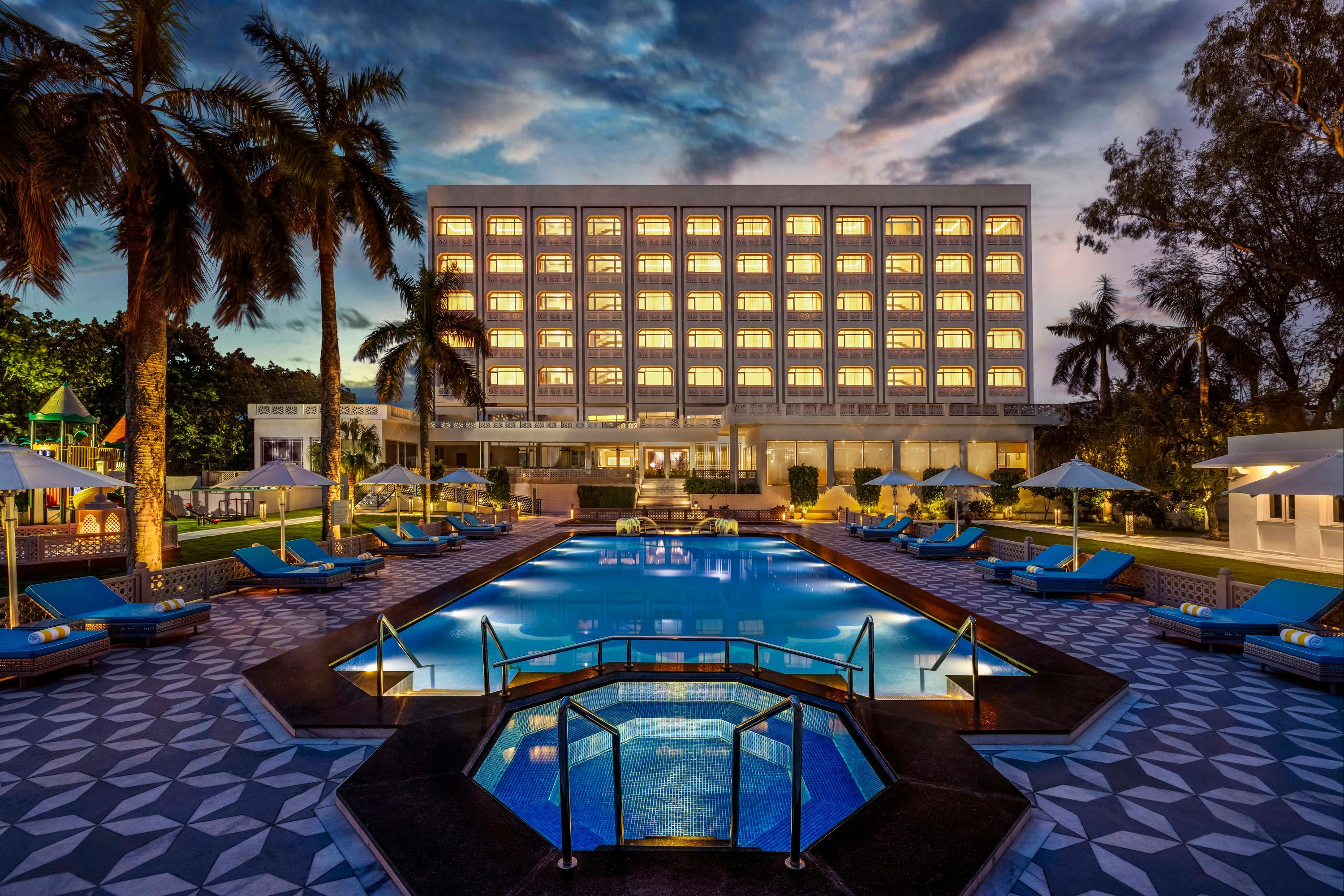 تاج فيو، أجرا- آي إتش سي إل سيليكشنز