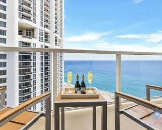 Ocean View Luxurious Studio Premium Amenities - Sunny Isles Beach - Balcony