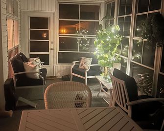 Charming 2-bedroom mobile home in fabulous Riverwalk Community 55+ with AC, WiFi - North Port - Pátio