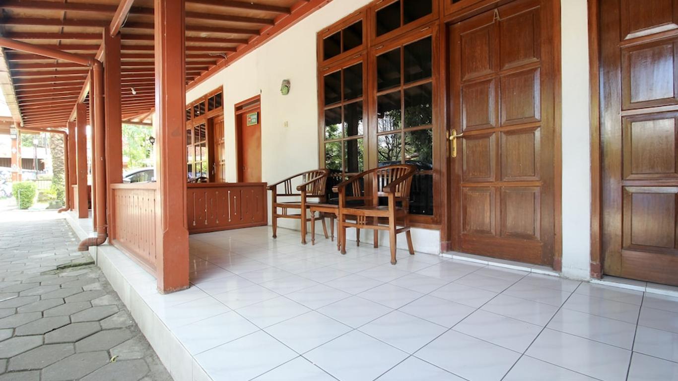 RedDoorz Plus near Alun Alun Selatan 2