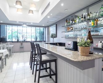 Yellow Ribbon Hills Boutique Suites - Μπανγκόκ - Bar