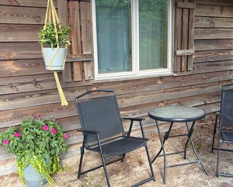 Pet-Friendly Pond Cottage • Nature Escape Near Beaches - Seaford - Patio