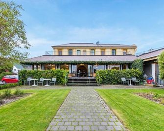 The Grand Hotel & Bar - Akaroa - Akaroa