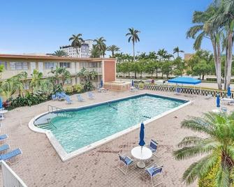 Amazing Studio/1bath, Hallandale Beach, Free Parking. Walk To The Beach! - Hallandale - Pool