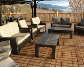 Waterfront Log Home B&b, 4br, Naramata Bench, In The Heart Of Wine Country - Naramata - Patio