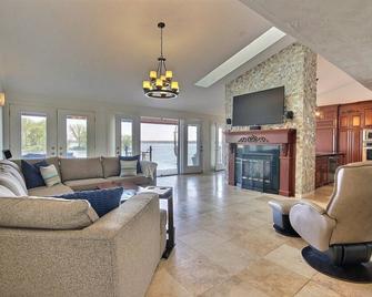 Lake House w/ Hot tub, Boat Slip, Pool Table and Fire pit - 5 min to beach! - Brighton - Sala de estar