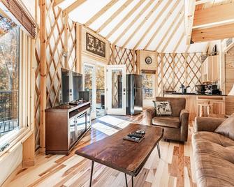 Cozy Blue-Beary great f/ couples or small family, Huge Deck w/Privte Hot Tub - Pigeon Forge - Living room