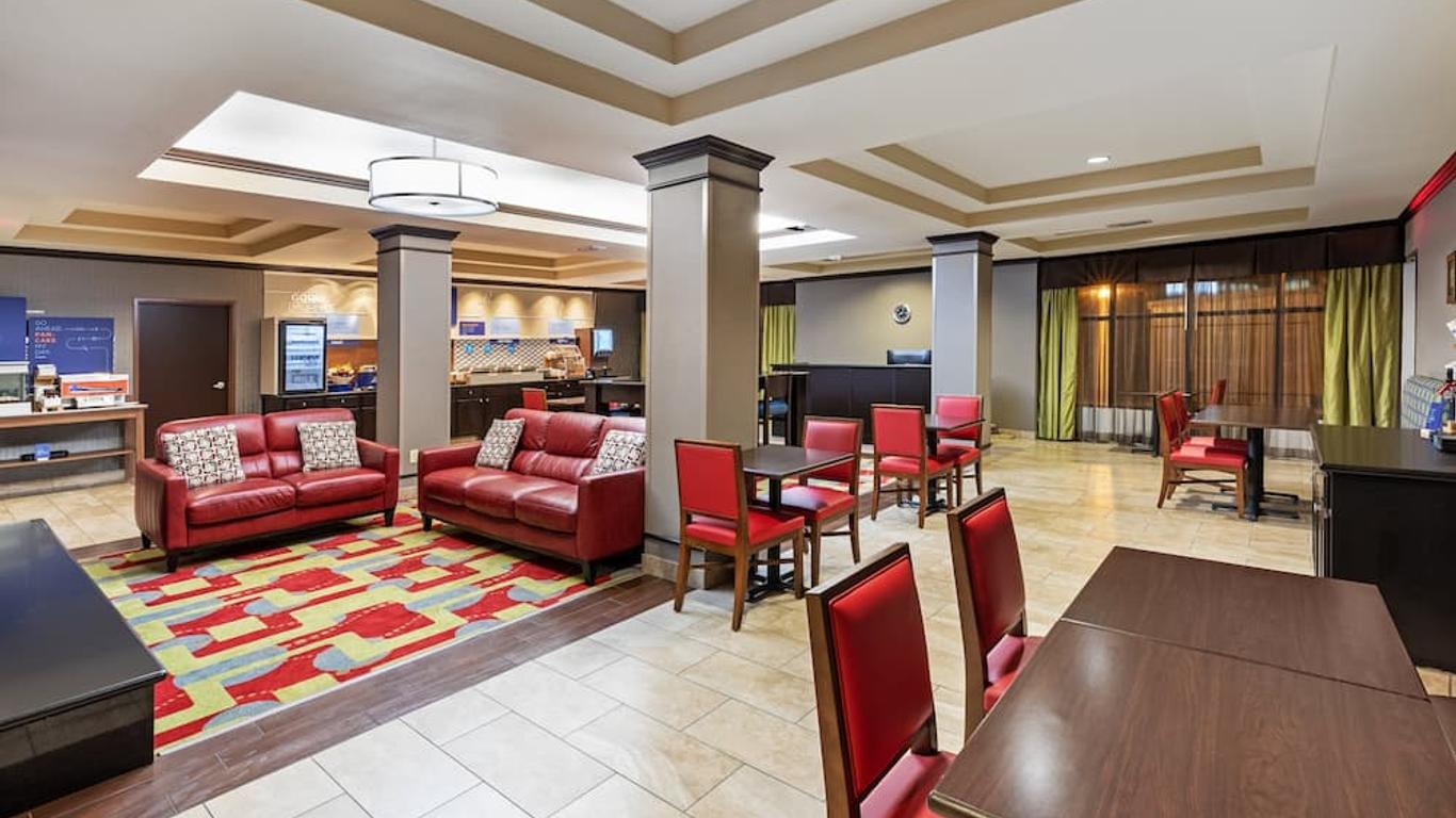 Holiday Inn Express & Suites Floresville